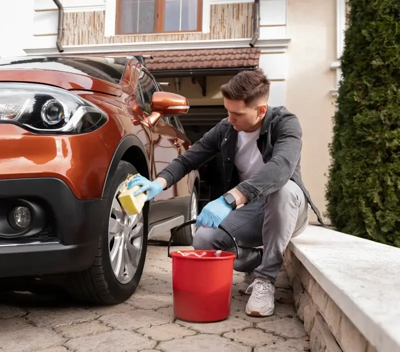 Lavage auto à domicile Le Boullay-Thierry : professionnel intervenant sur un véhicule